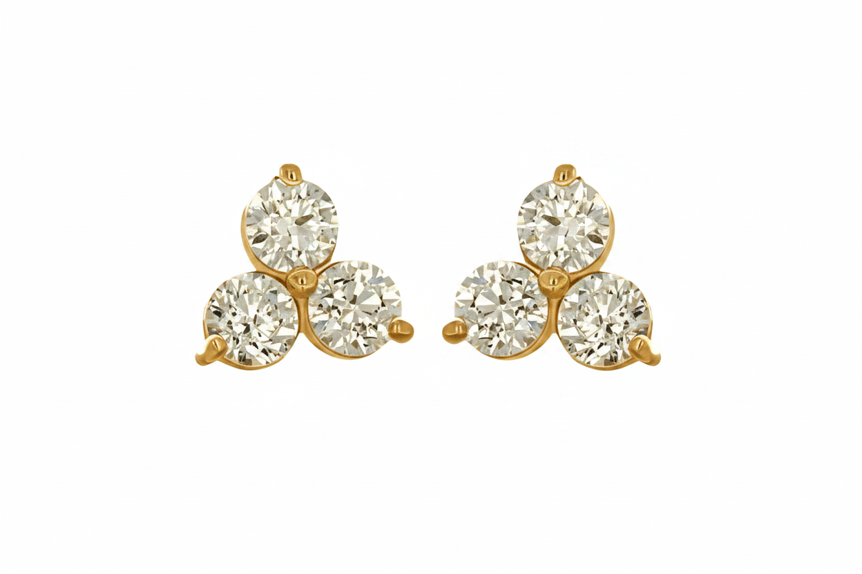 Handpolierter Threadless Aufsatz aus medizinischem Edeltitanium ASTM F136 mit luxuriöser Mirror-Finish-Oberfläche in Goldfarbe und drei Premium 5A Cubic Zirkonia im Brillantschliff. Geeignet für Conch, Tragus, Forward Helix, Nostril, Flat, Helix und Lobe