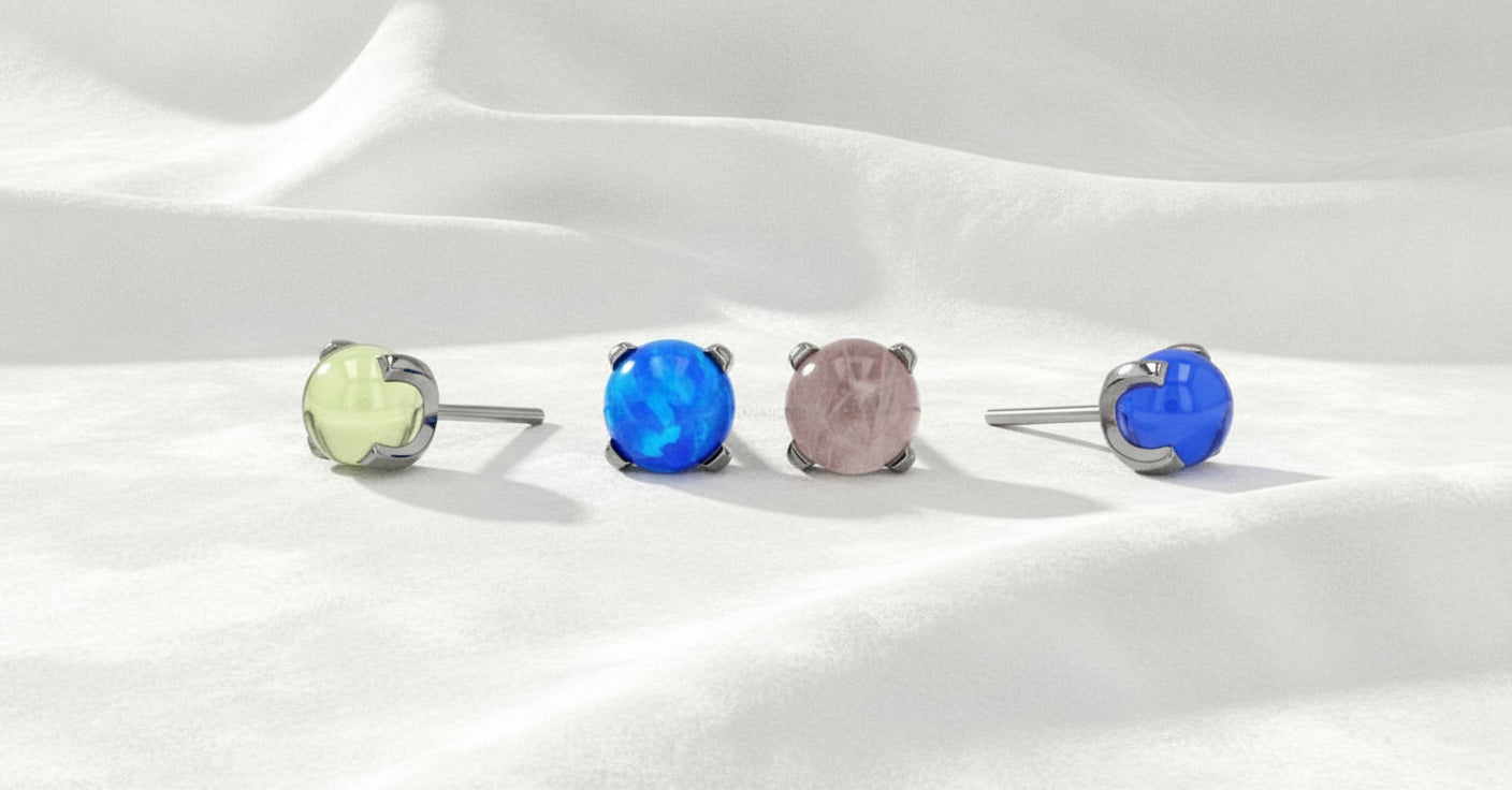 Extrem hochpolierter runtder Zirkon, Naturstein und Opal in einer runden Krabbenfassung gefasst welche aus ASTM F136 implant grade Titanium besteht. Nickelfrei, hypoallergen und biokompatibel.