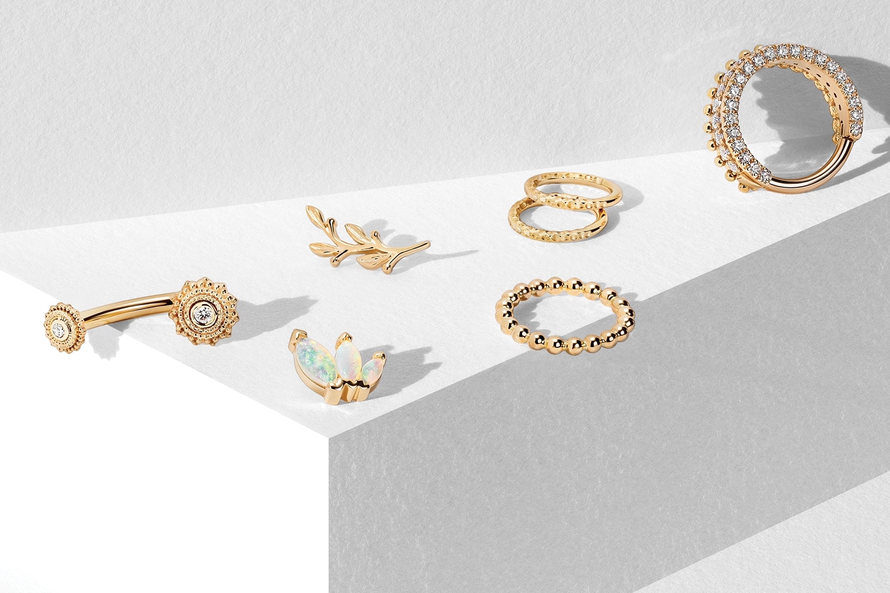 Piercingschmuck in 18 Karat Echtgold mit Diamanten und Opalen versehen.