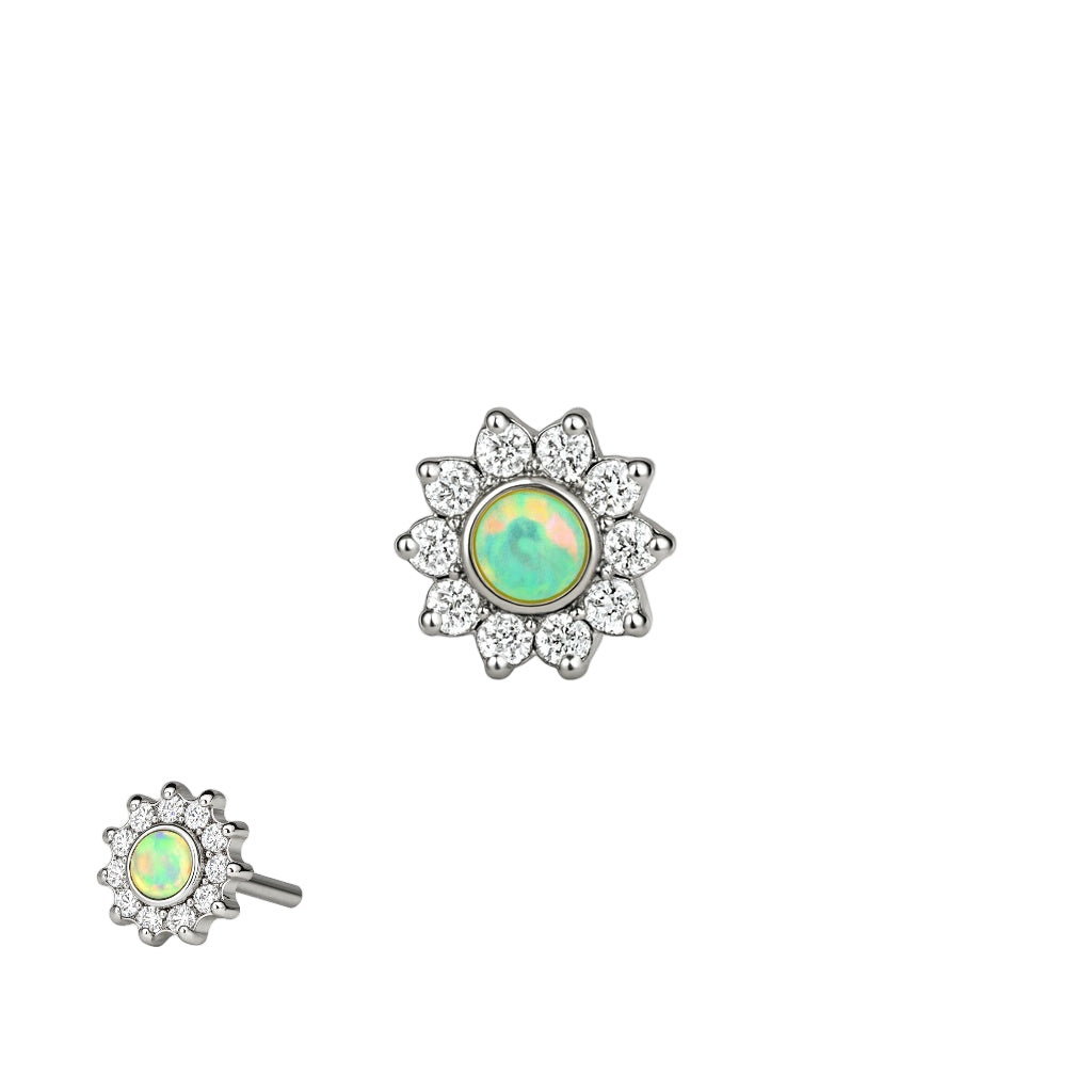 Cubic Zirkonias mit einem weißen Opal erzeugen eine einzigartige Blume