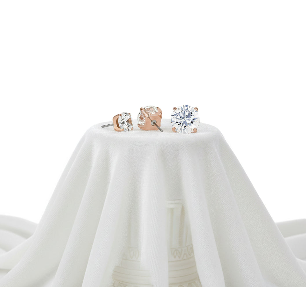 18 Karat Echtgold mit Diamanten und Cubic Zirkonias in fünffacher A-Qualität in einer Krabbenfassung gefasst.