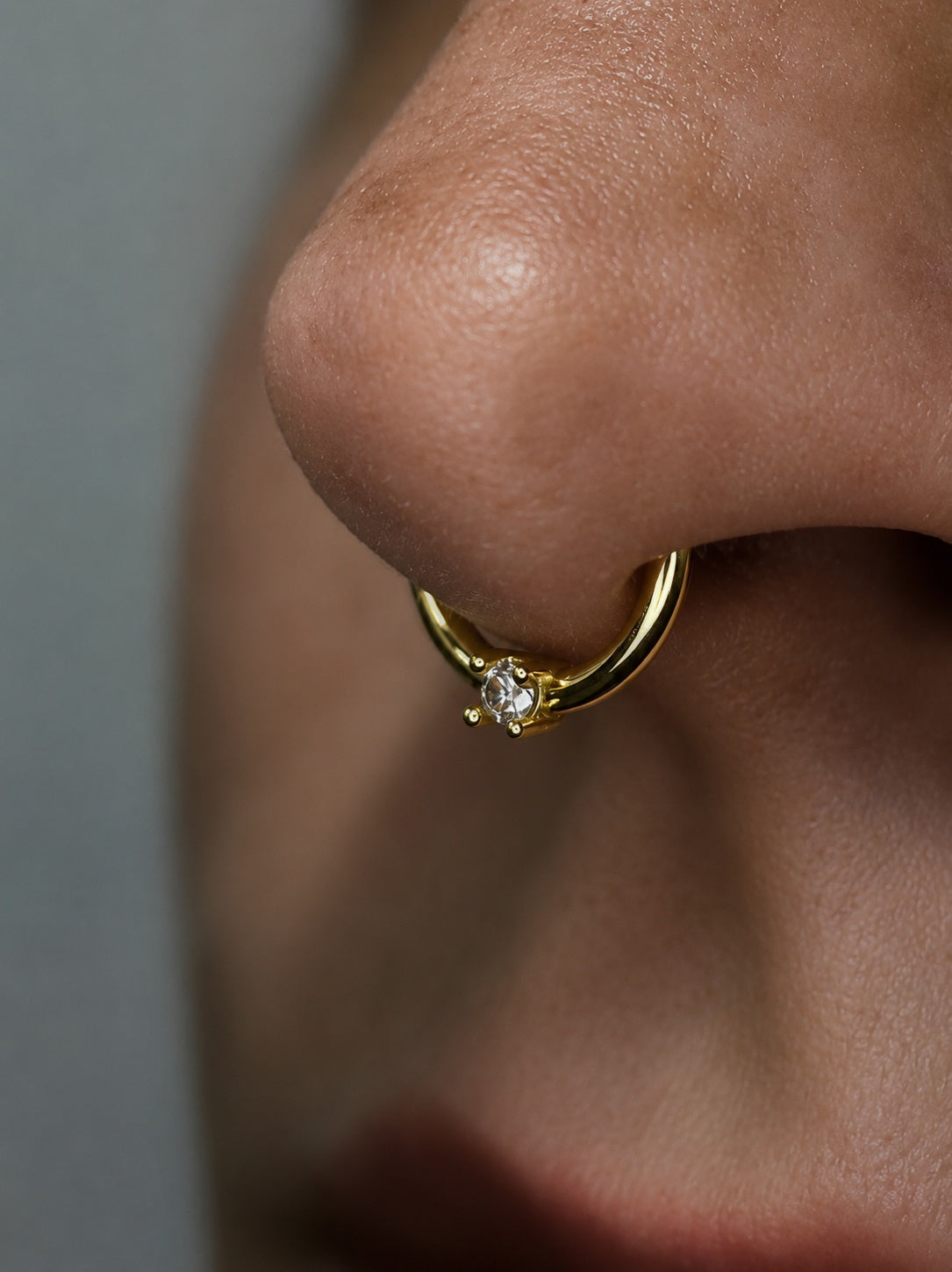 Clicker in soliden Echtgold mit einem hochwertigen Echtdiamant passend für Septumpiercings hier perfekt im Septum getragen