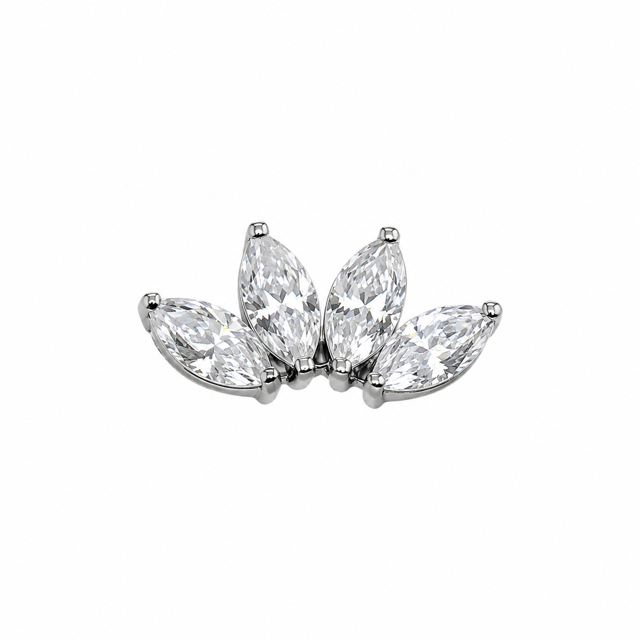 Marquis-Fan Piercing aus hochpoliertem Titan mit vier kristallklaren Marquise-Cut Premium Cubic Zirkonias in Fächerform, frontale Ansicht. Hochwertiger Piercing Aufsatz für verschiedene Ohrpiercings wie Helix und Conch und Scapha.