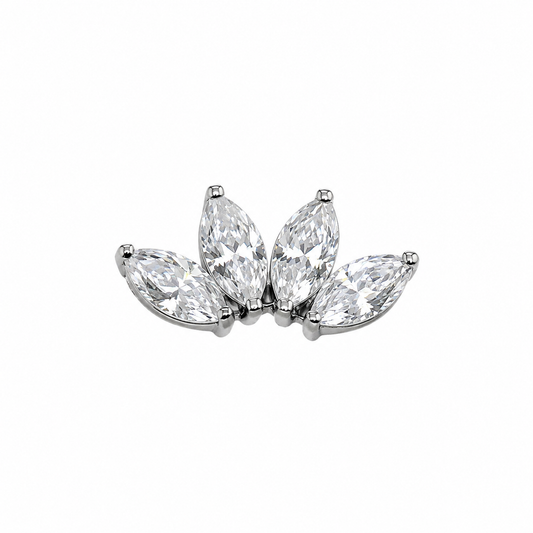 Marquis-Fan Piercing aus hochpoliertem Titan mit vier kristallklaren Marquise-Cut Premium Cubic Zirkonias in Fächerform, frontale Ansicht. Hochwertiger Piercing Aufsatz für verschiedene Ohrpiercings wie Helix und Conch und Scapha.