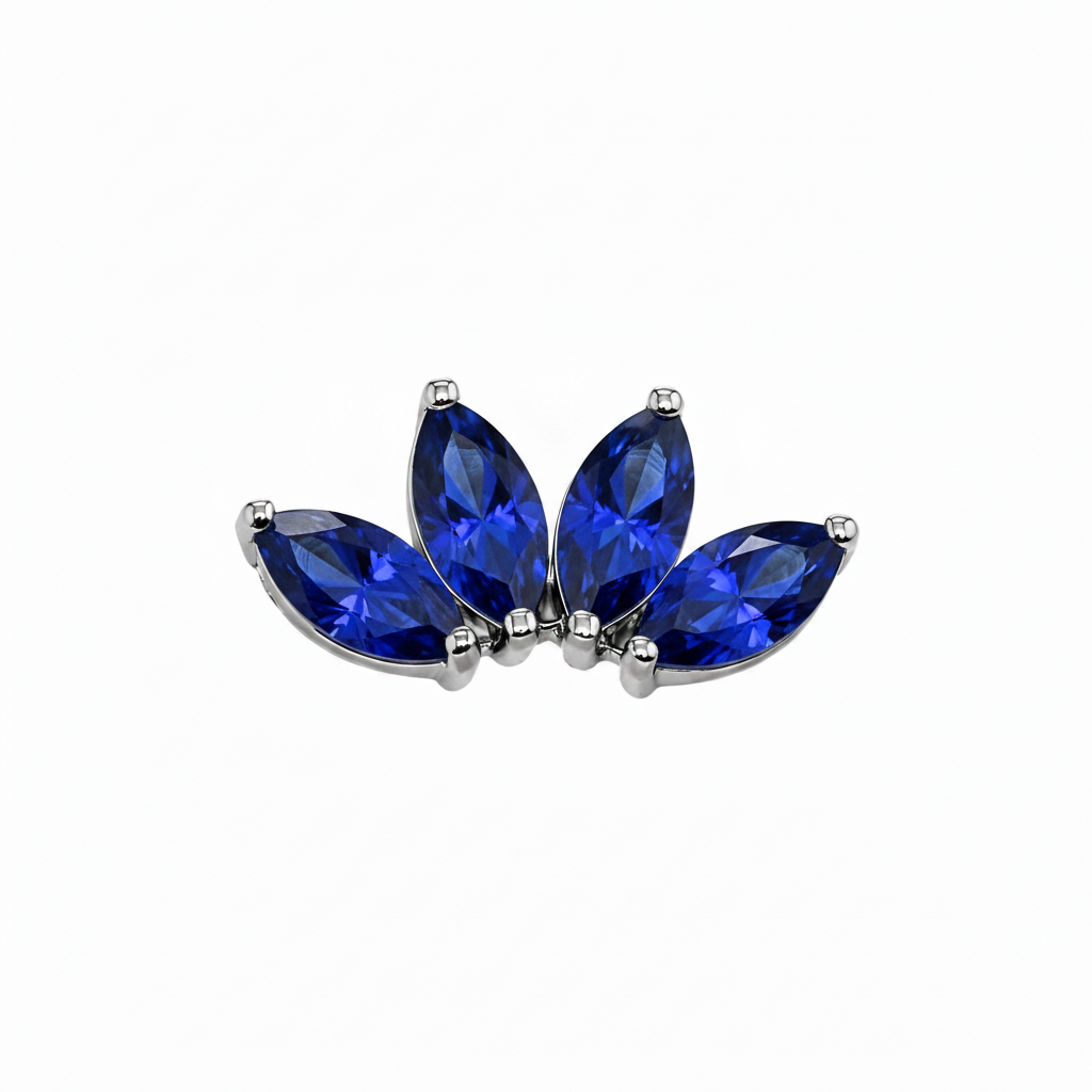 Marquis-Fan Piercingaufsatz aus hochpoliertem Edeltitan mit vier Marquise-Cut Premium Cubic Zirkonia in Fächerform und Saphir Blau, frontale Ansicht. Hochwertiger Piercing Aufsatz für verschiedene Ohrpiercings wie Helix und Conch.